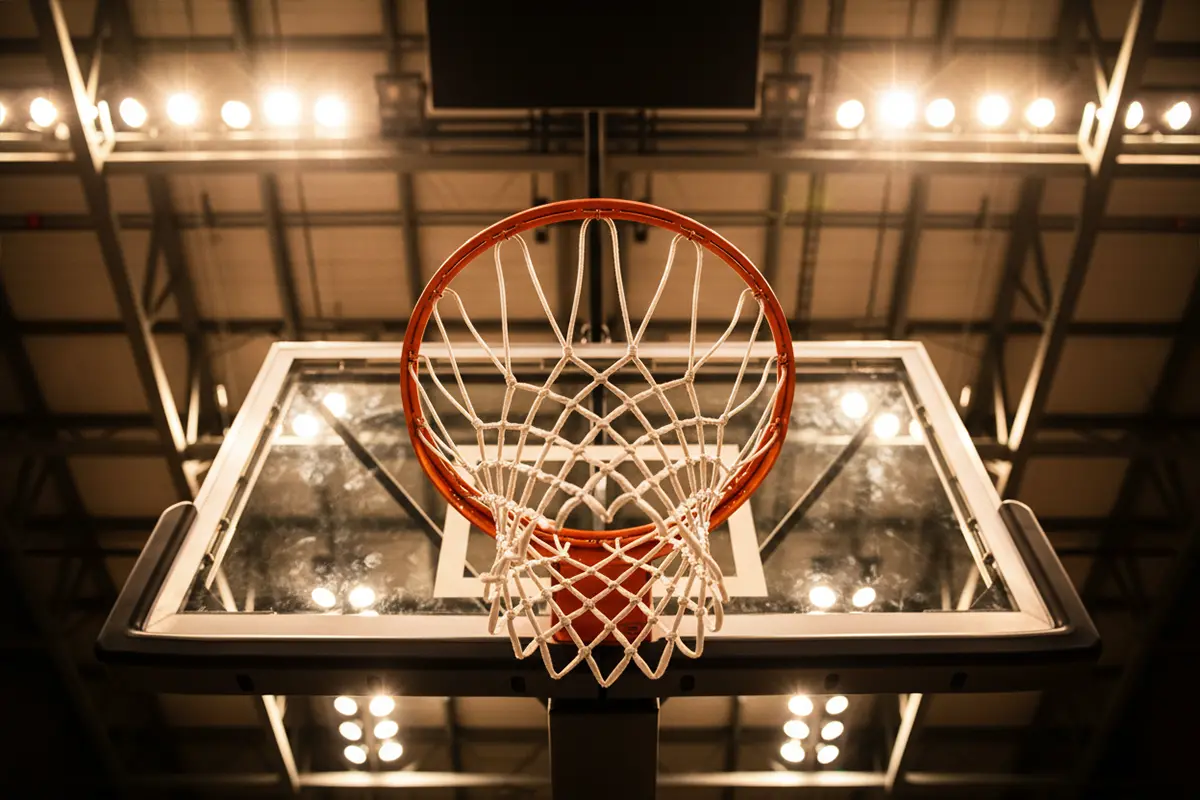 Value-Betting im Basketball – Basketballkorb aus der Froschperspektive mit dramatischer Hallenbeleuchtung