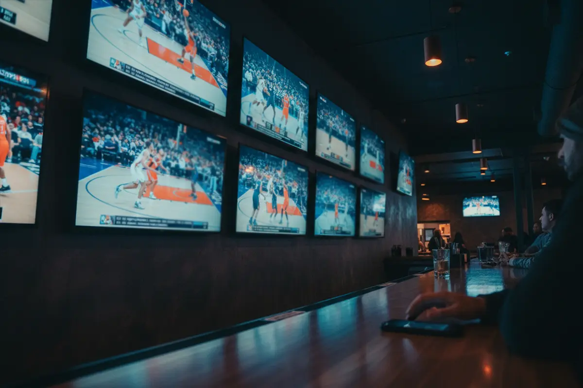 Basketball Kombiwetten – mehrere Basketballspiele gleichzeitig auf Bildschirmen in einer Sportsbar